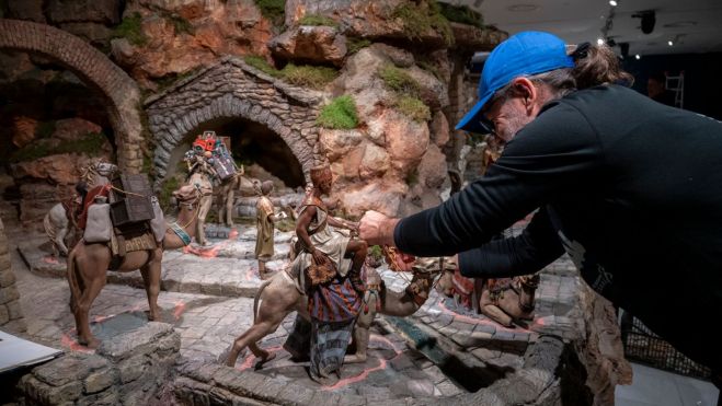 Moment del muntatge del Betlem de Bancaja