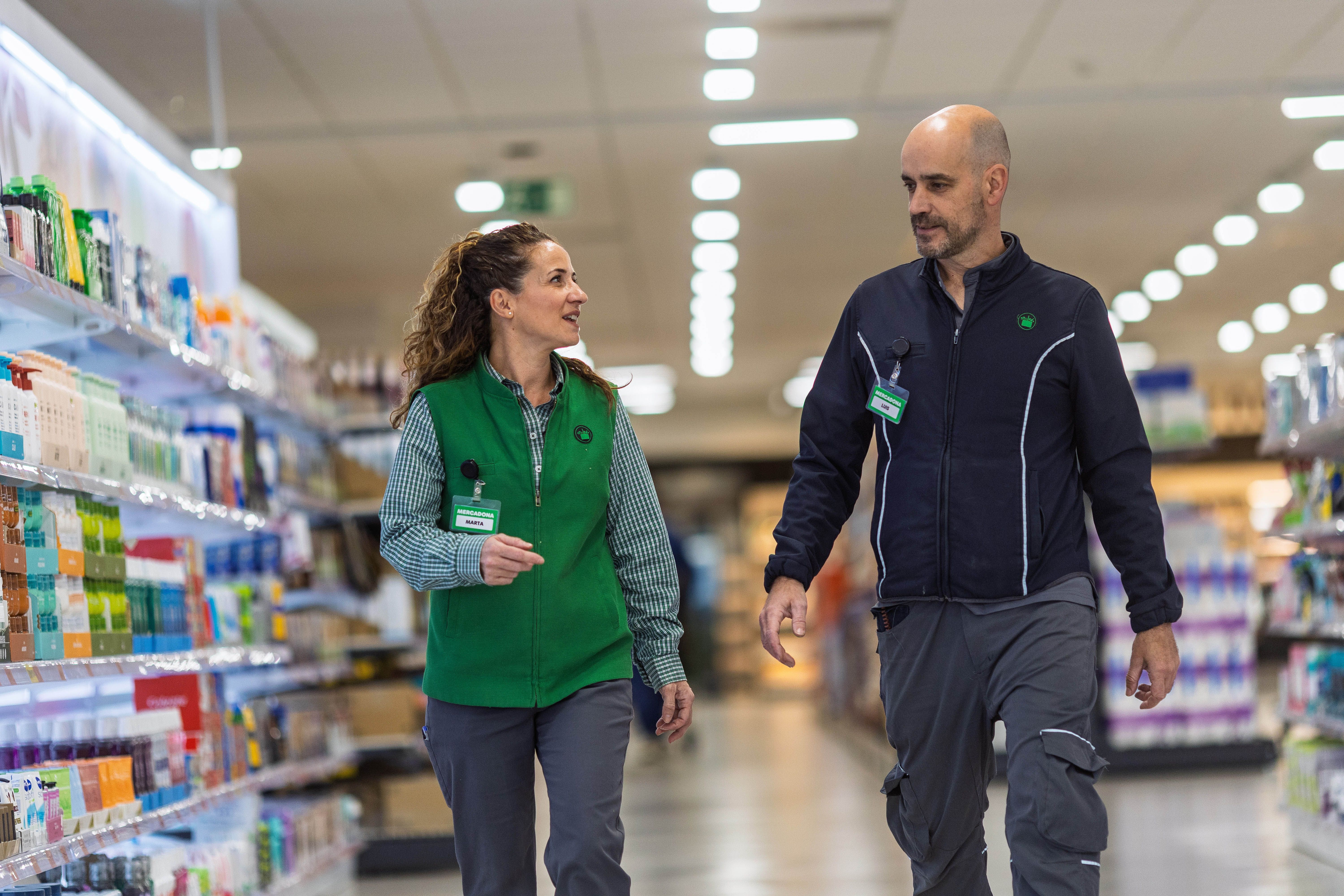 Treballadors de Mercadona en un supermercat