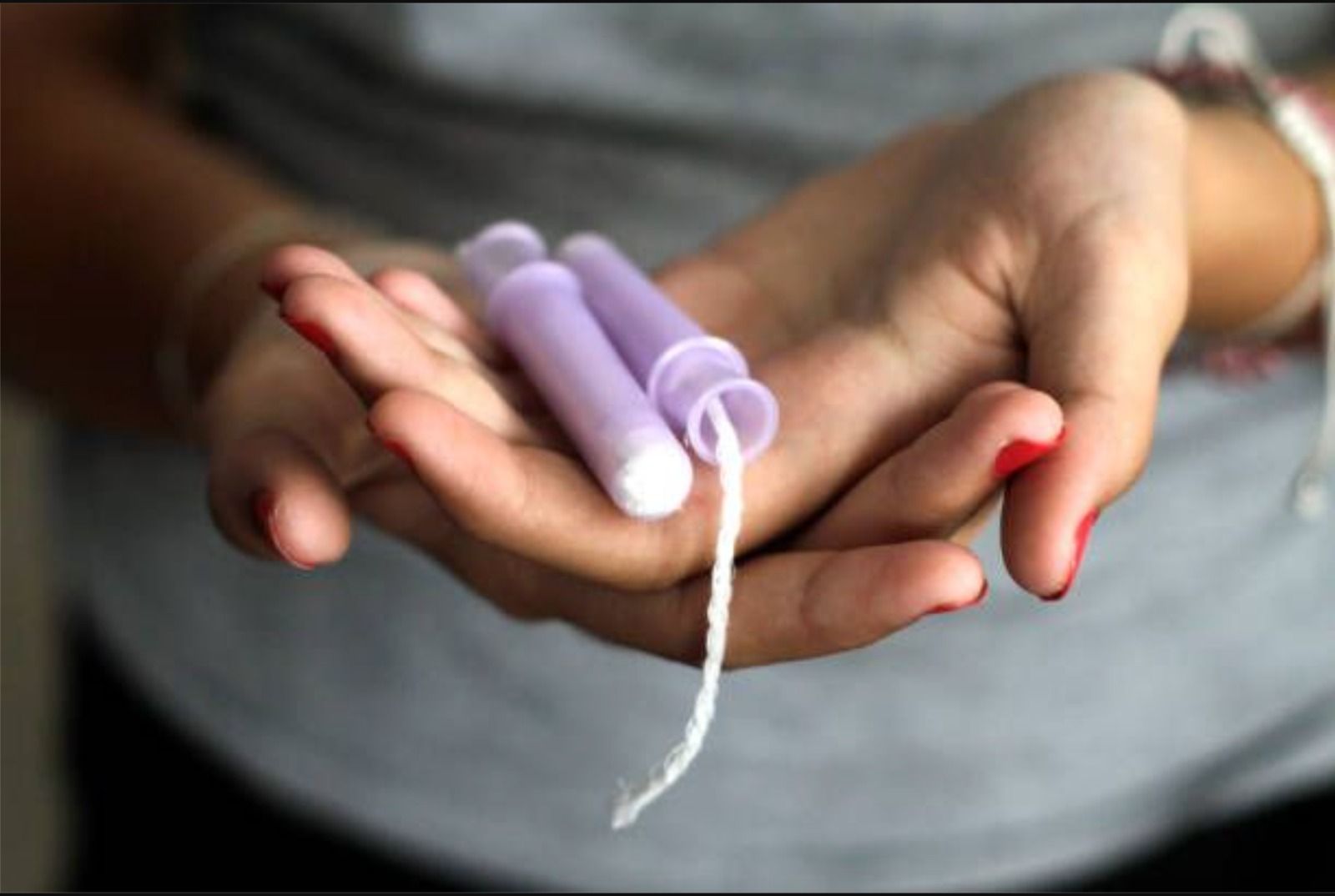 Una dona sosté uns tampons (Foto: Getty) Una dona sosté uns tampons (Foto: Getty)
