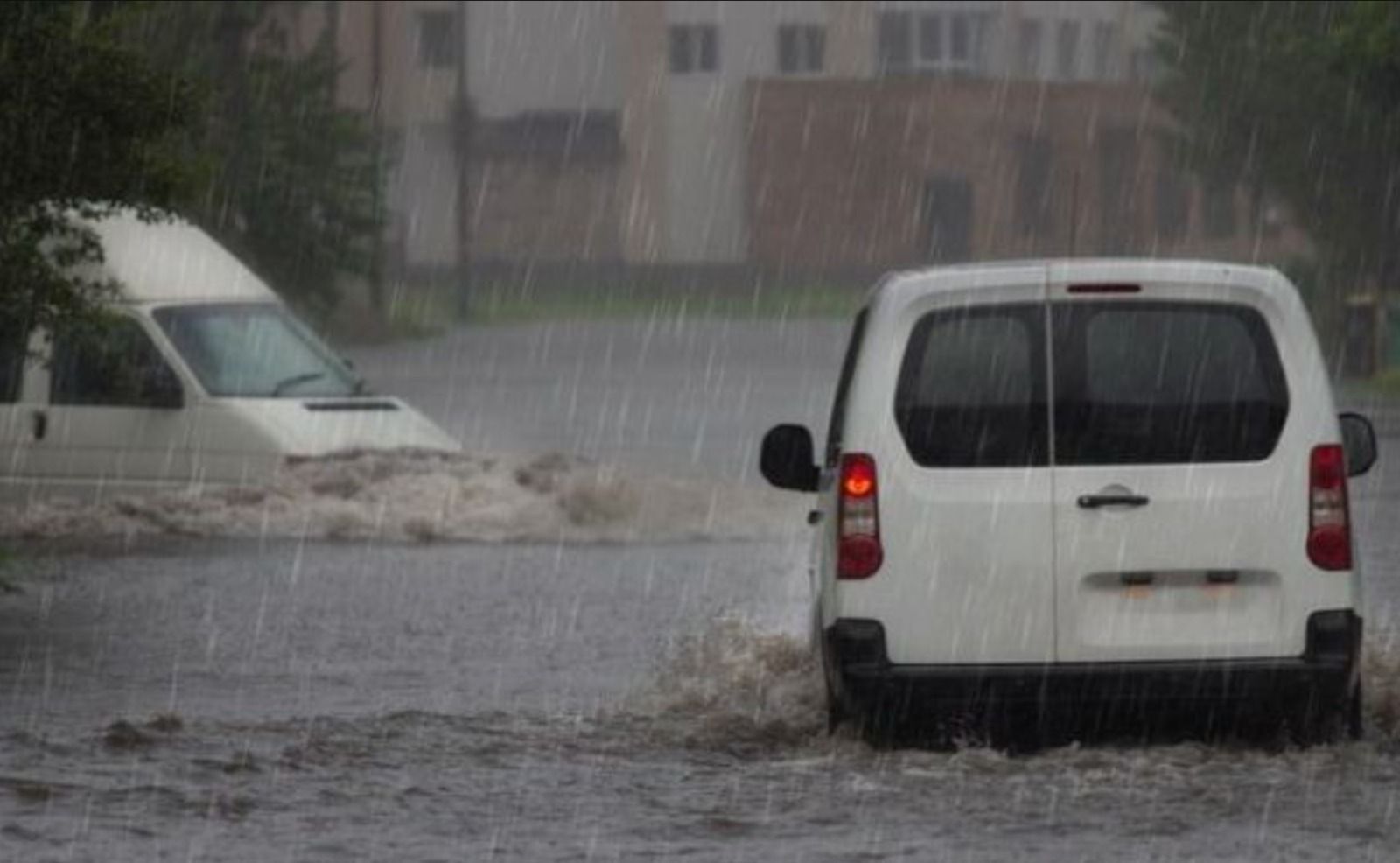 Un vehicle circula sota la pluja en València