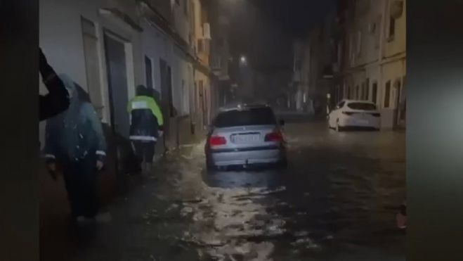 Imatge d'un carrer del municipi de la Pobla Llarga negat per les pluges