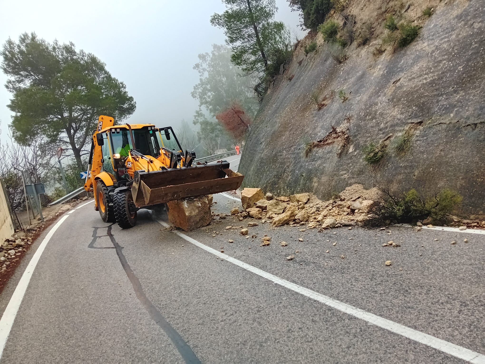 Carretera tallada per les pluges