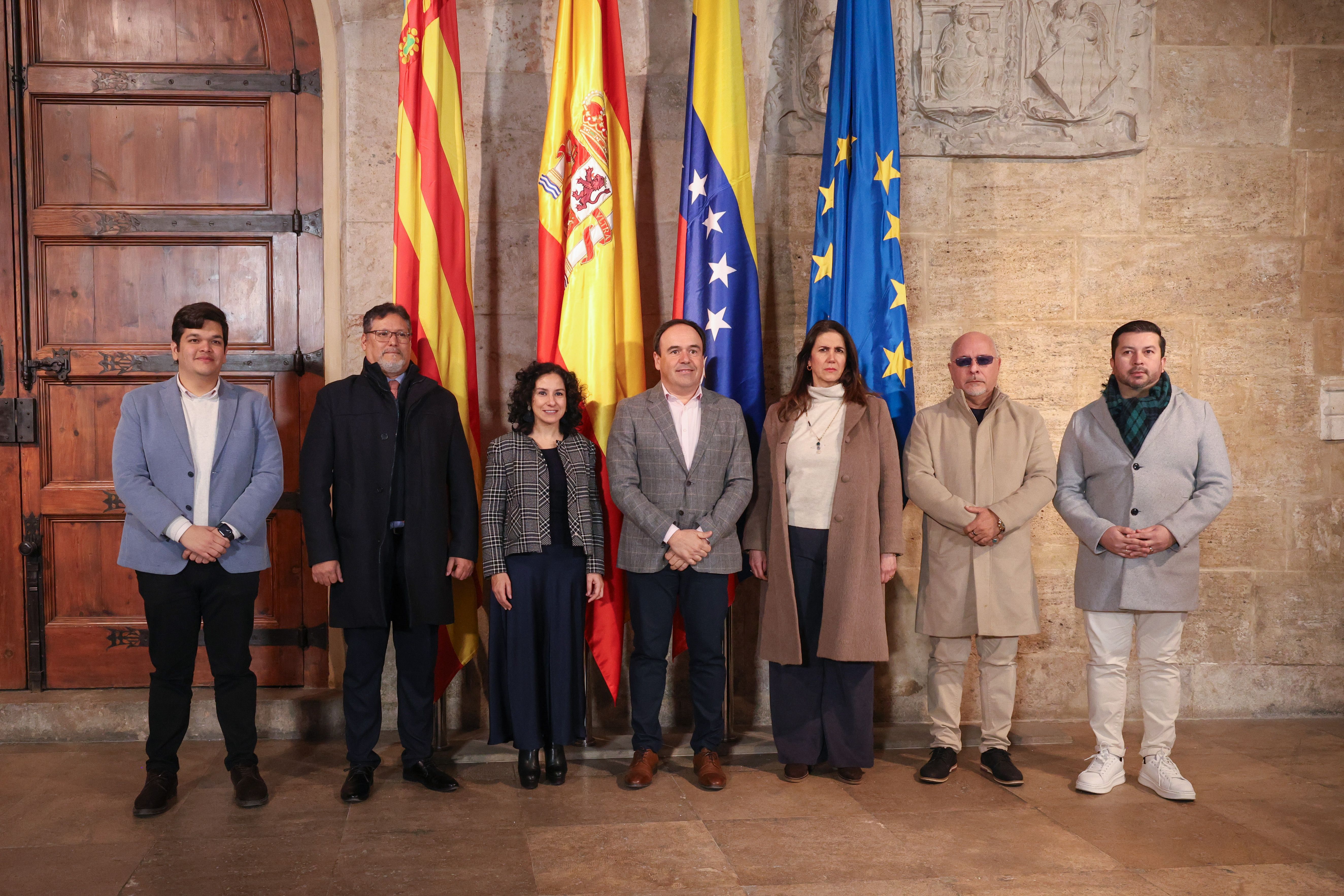Pérez Llorca en una trobada amb representants d'organitzacions veneçolanes en la Comunitat Valenciana