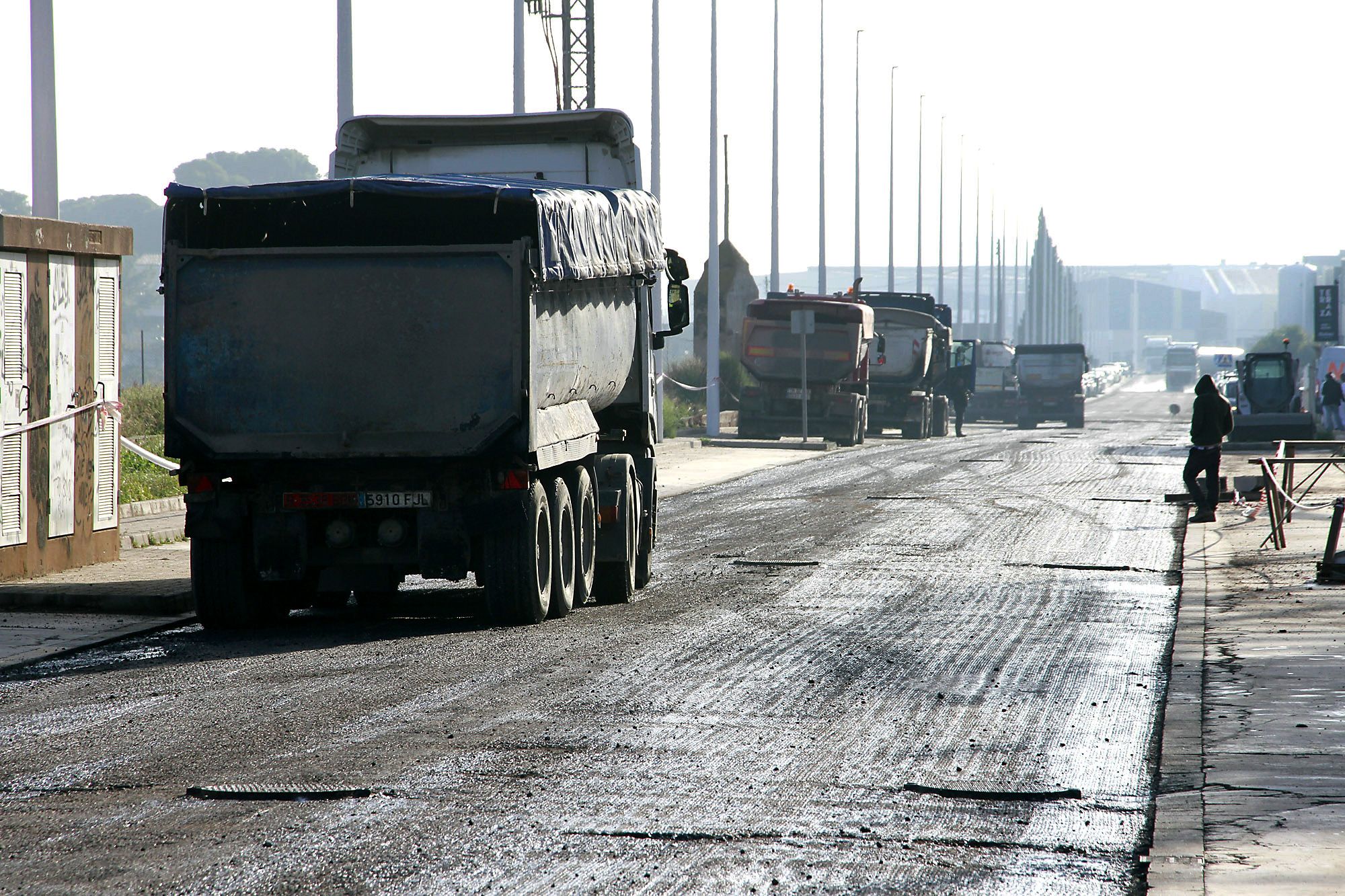Obres d'asfaltat en el polígon industrial Camp Anníbal de Puçol