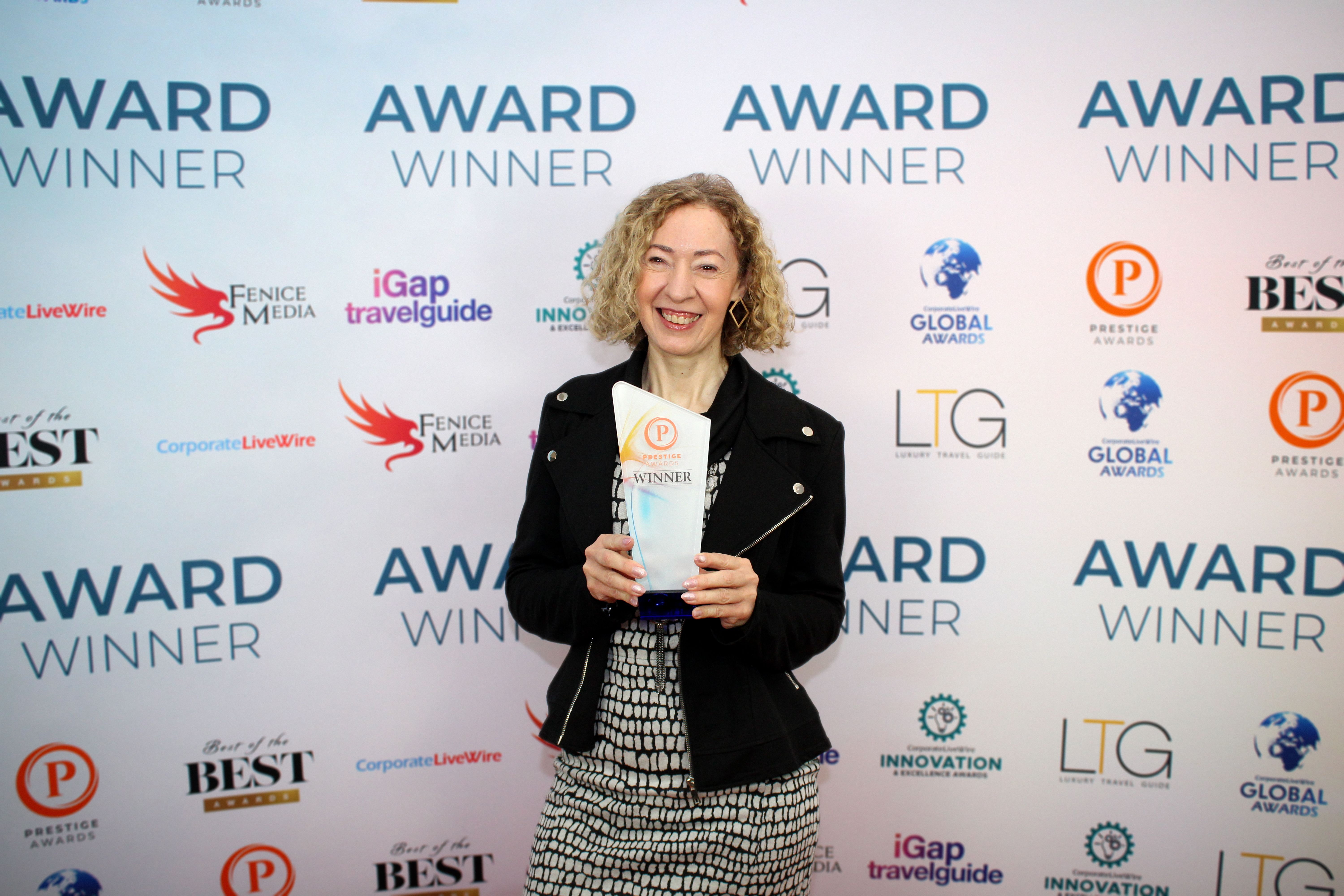 Mercedes R. Cervantes, amb el trofeu Author of the Year 2025/26