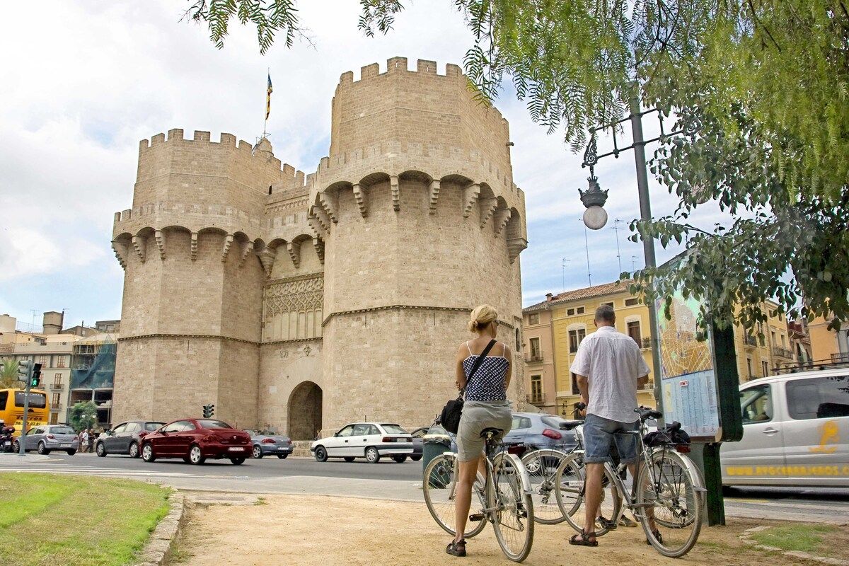Turistes en les Torres de Serrans de València Turistes en les Torres de Serrans de València