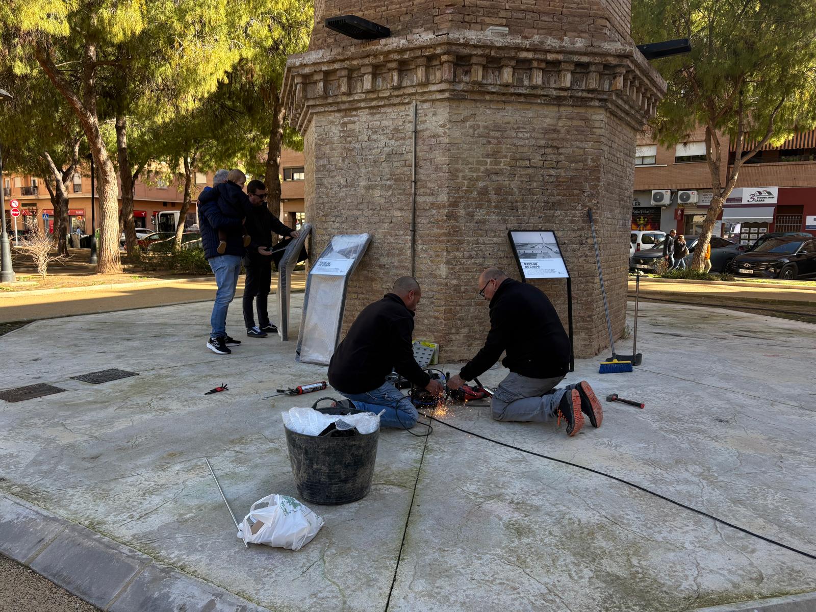 Catarroja instal·la panells commemoratius a la plaça del Fumeral per recordar el rajolar de Chapa
