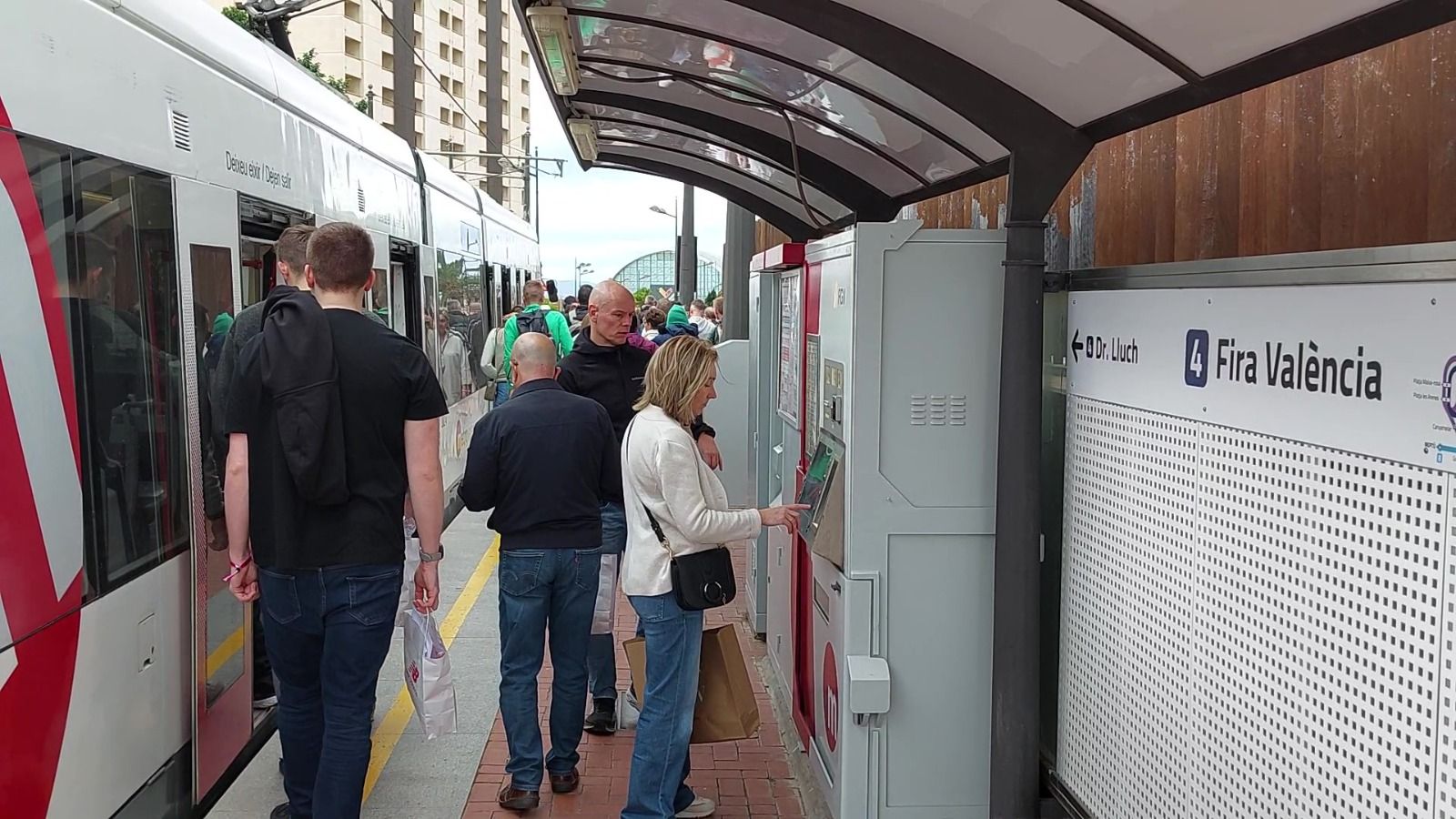 Usuaris en la parada de Fira Valencia de Metrovalencia Usuaris en la parada de Fira Valencia de Metrovalencia