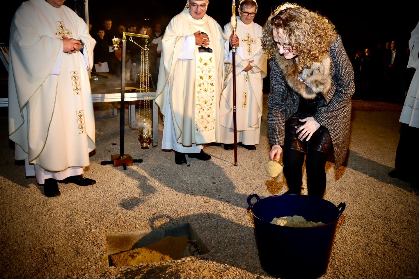 La alcaldesa deposita la primera piedra del nuevo templo de San Juan Bosco La alcaldesa deposita la primera piedra del nuevo templo de San Juan Bosco
