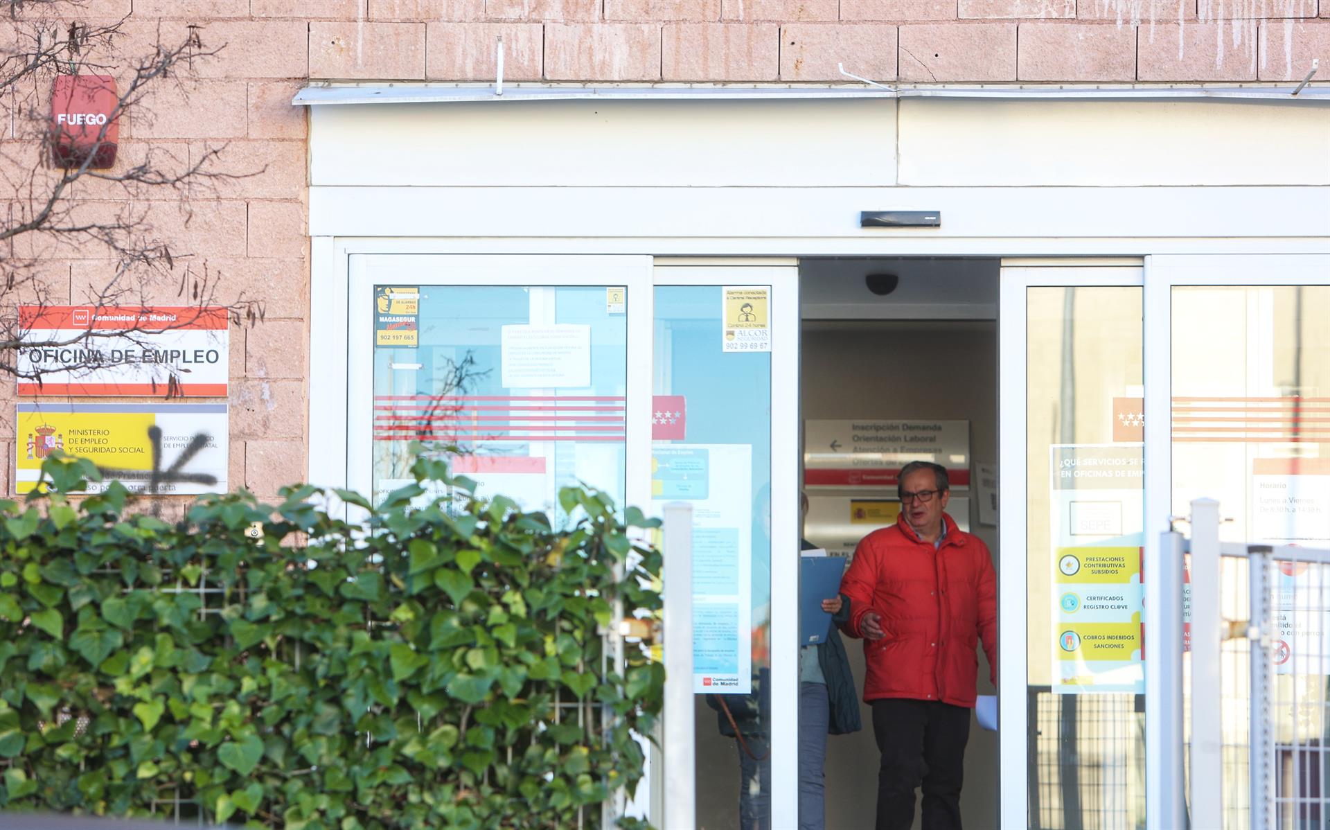 Una persona ix d'una oficina d'ocupació