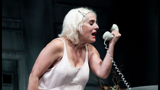  dona trencada escena 046