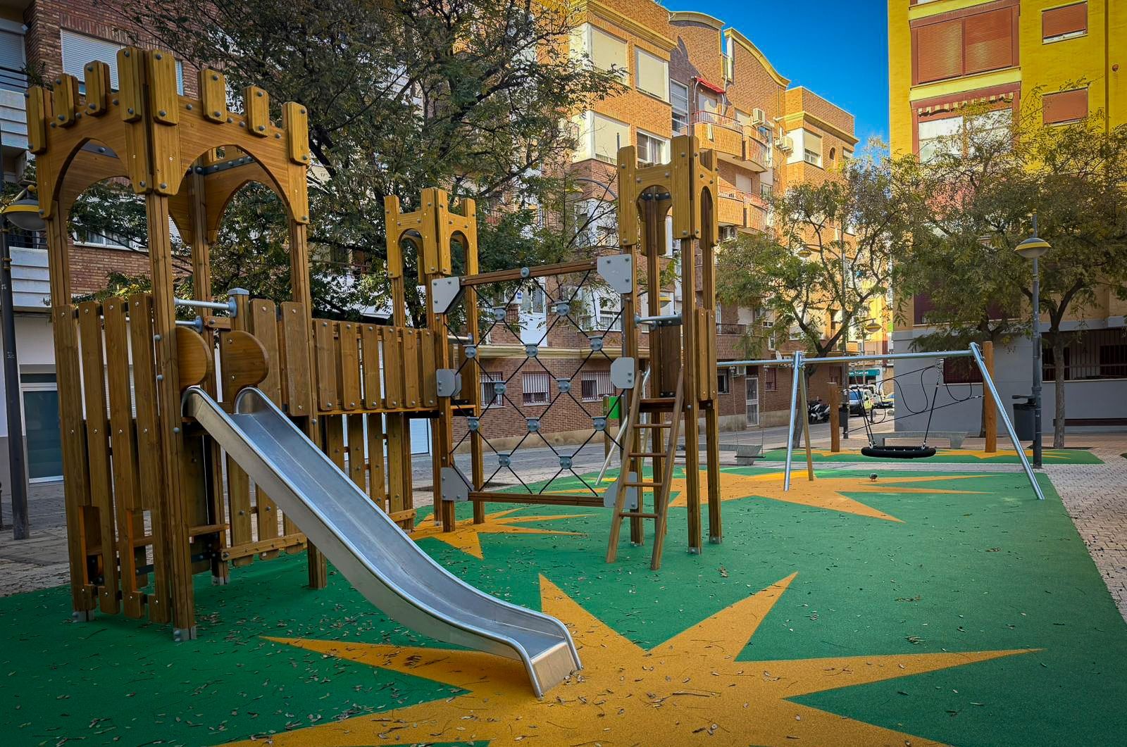 Jocs infantils en la Plaça Pintor Miró de Torrent