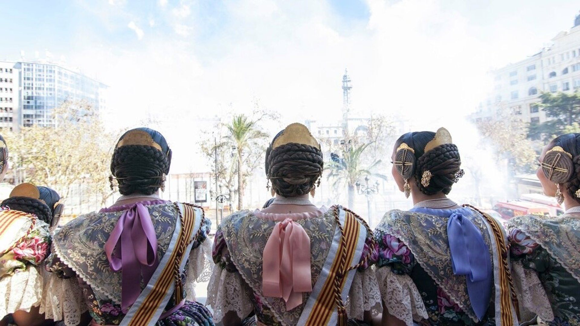 Falleres de València presencien una mascletà des del balcó de l'Ajuntament