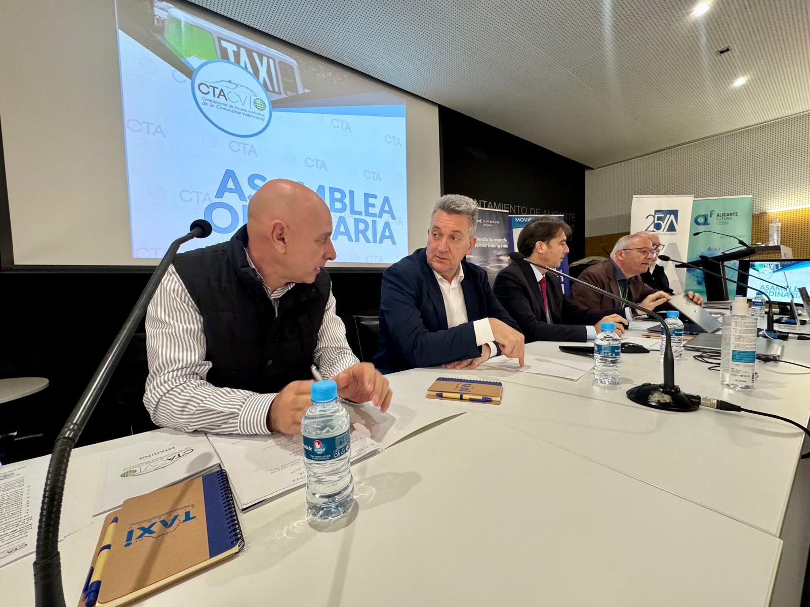 Martínez Mus en l'assemblea de la Confederació de Taxistes Autònoms de la Comunitat Valenciana