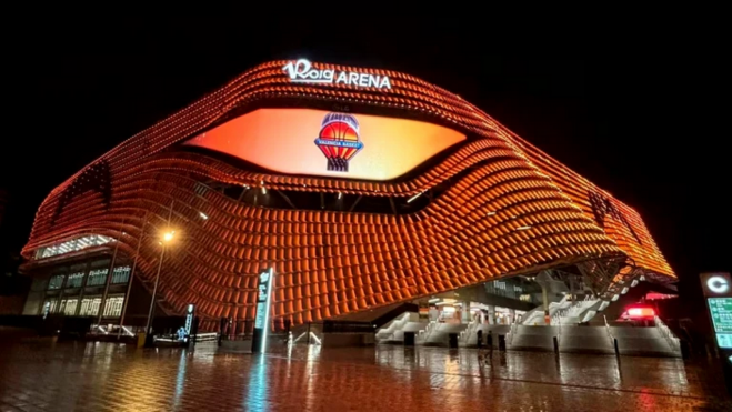 Fachada del Roig Arena iluminada un día de partido