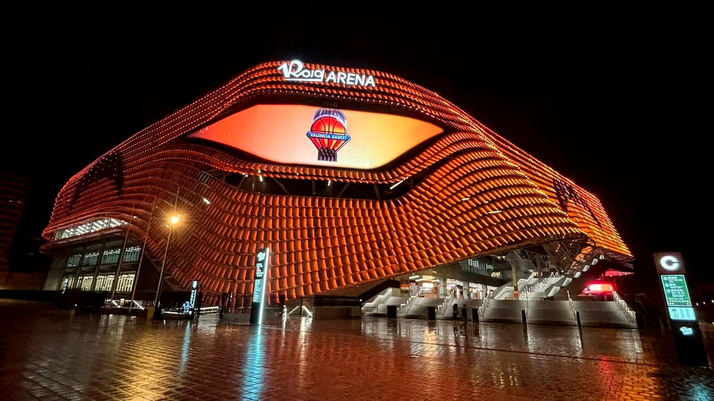 Façana del Roig Arena il·luminada un dia de partit