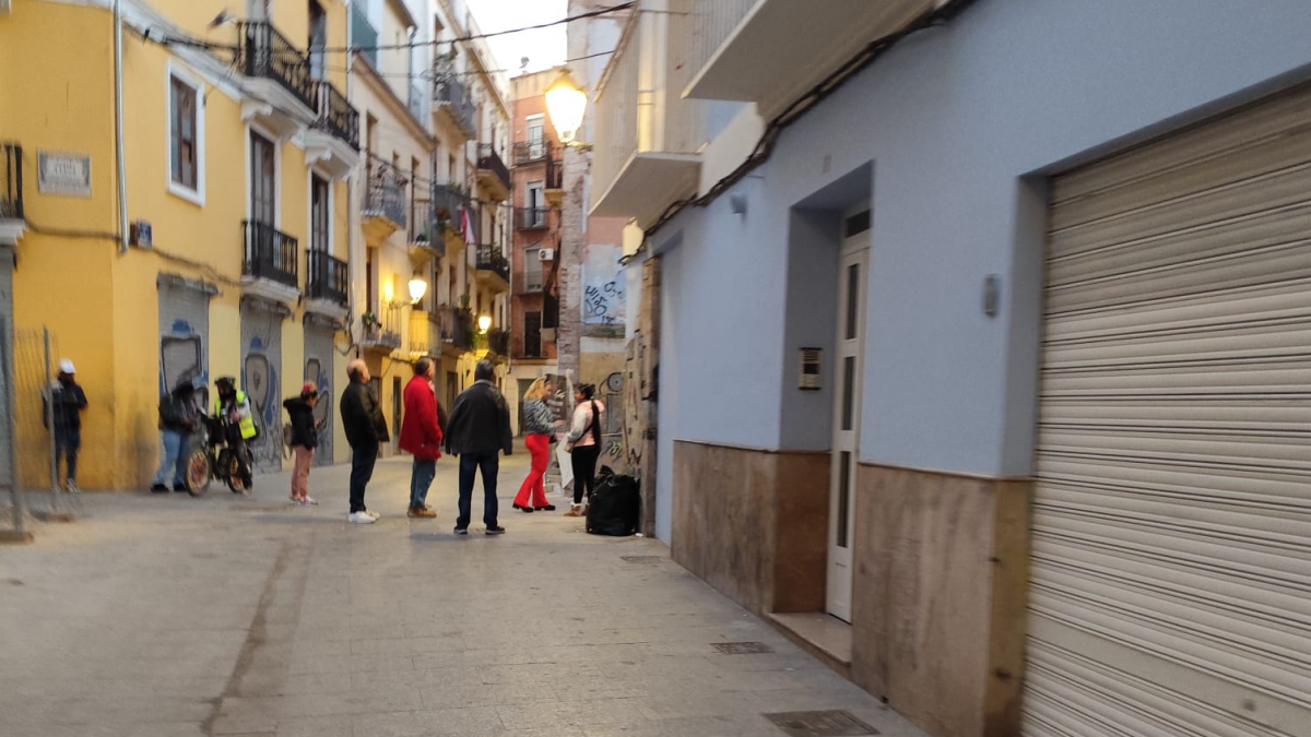 Colas De Puteros A Menos De 150 Metros Del Ayuntamiento De Valencia La colas-de-puteros-a-menos-de-150-metros-del-ayuntamiento-de-valencia-la