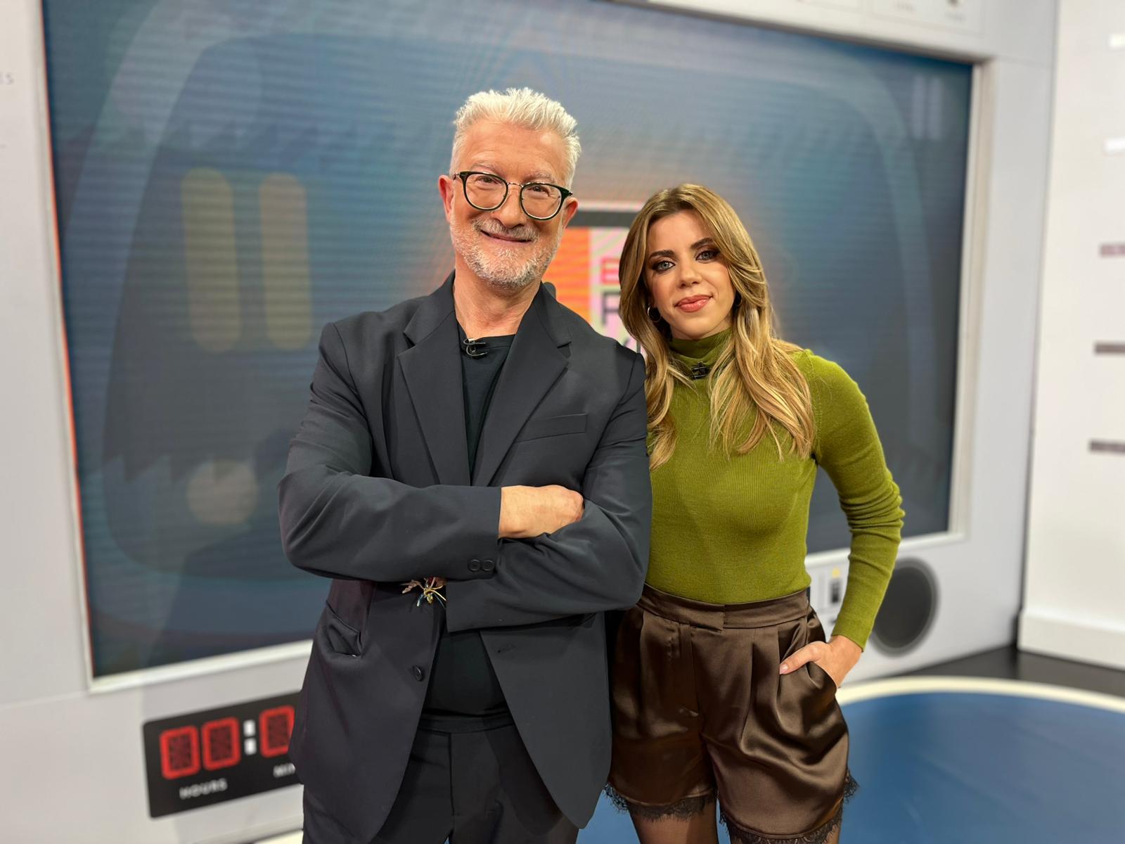 Josep Ramon Lluch i Anaïs Ordóñez, presentadors d''El Retrovisor' d'À Punt