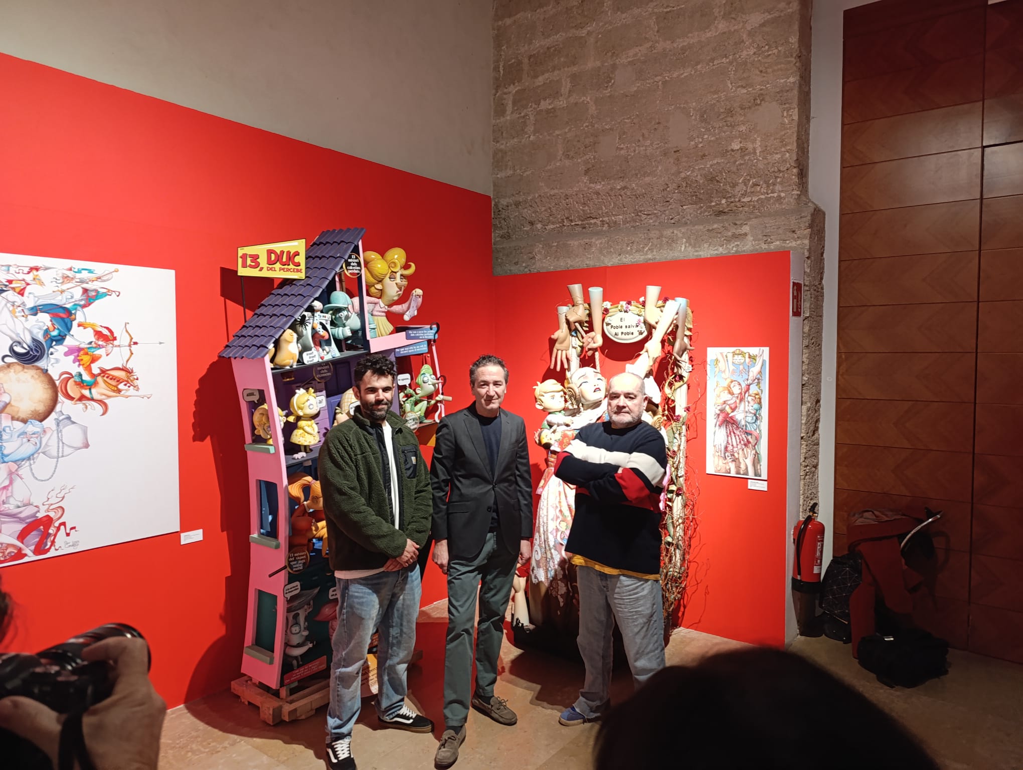 El artista Paco Camallonga, el comisario, MacDiego, y el director-gerente, Nicolás Bugeda El artista Paco Camallonga, el comisario, MacDiego, y el director-gerente, Nicolás Bugeda