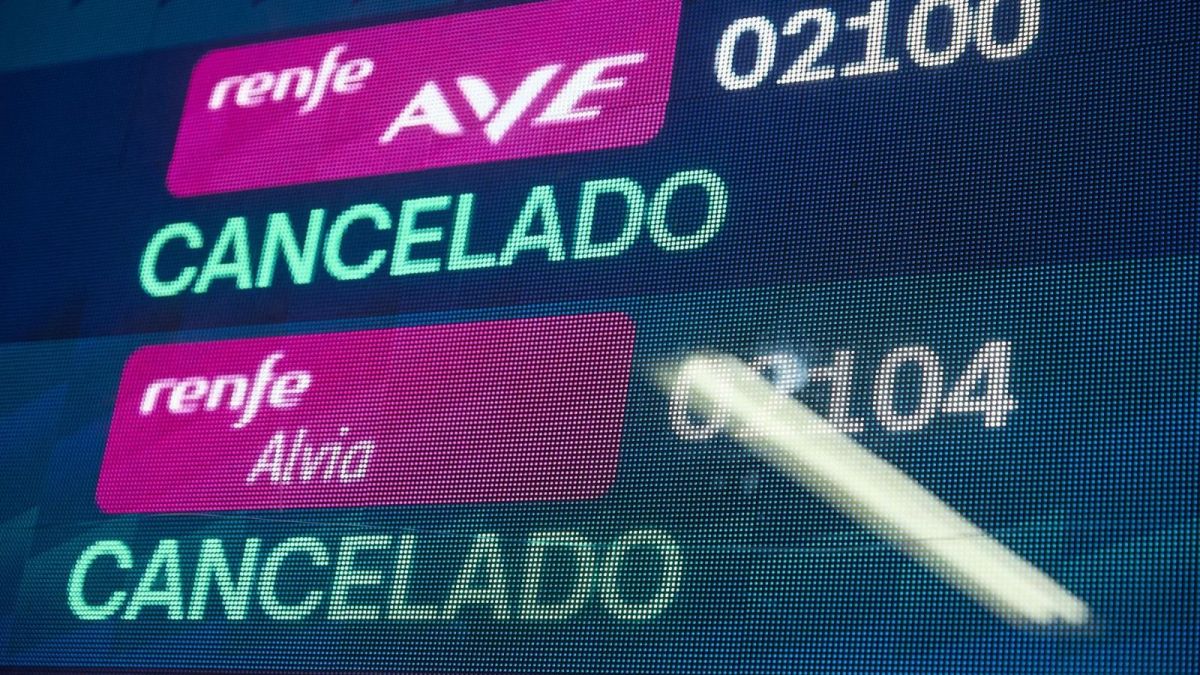 Una pantalla informativa mostra dos trens cancel·lats en una imatge d'arxiu (Foto: Jesús Hellín - Europa Press) Una pantalla informativa mostra dos trens cancel·lats en una imatge d'arxiu (Foto: Jesús Hellín - Europa Press)