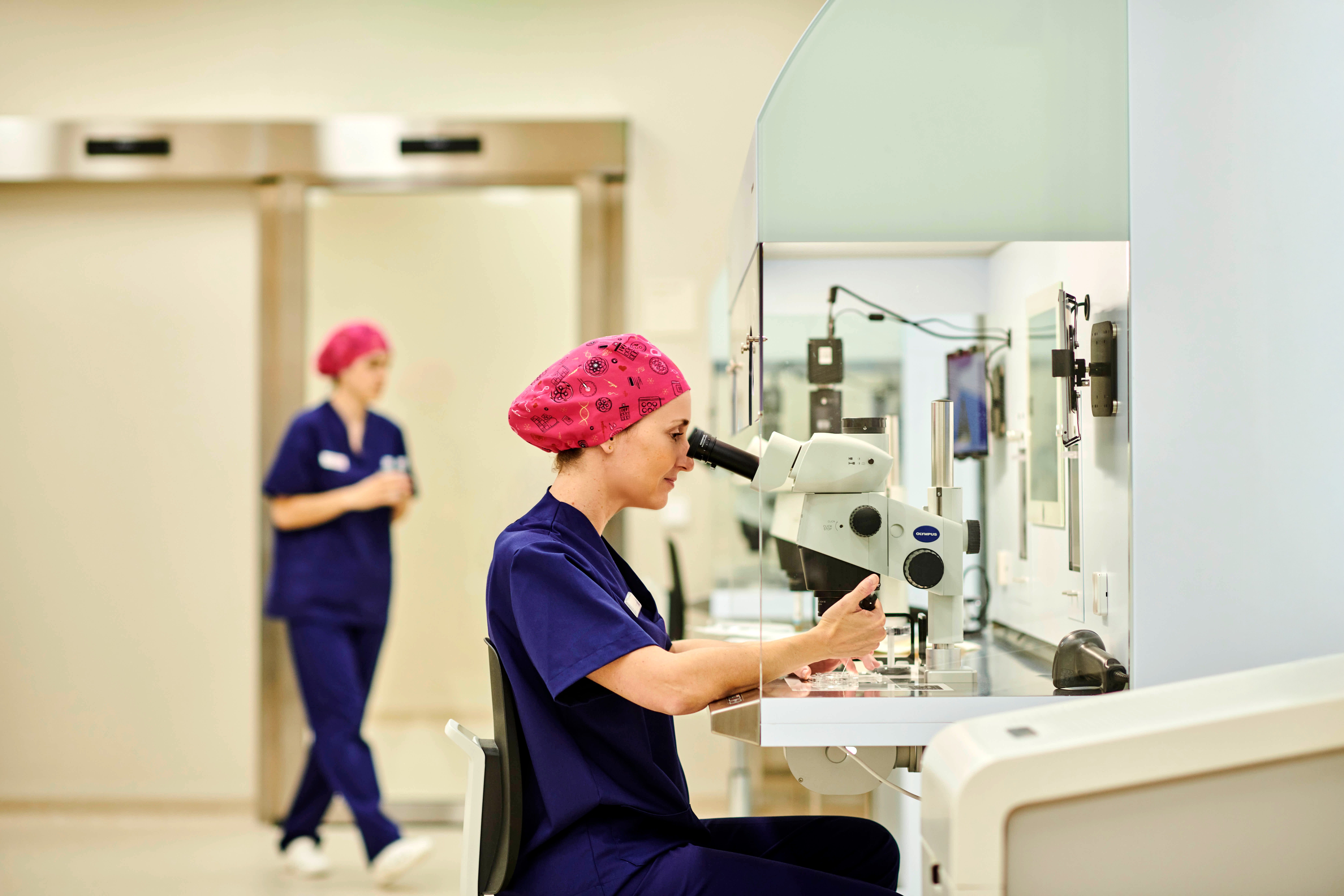 Leonor Ortega en el Laboratorio embriología Tambre 