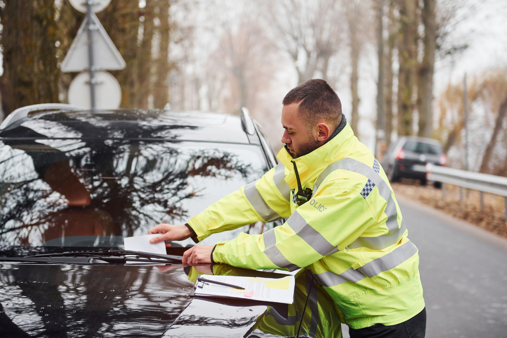 Un policia multa a un cotxe mal estacionat - Foto: GettyImages
