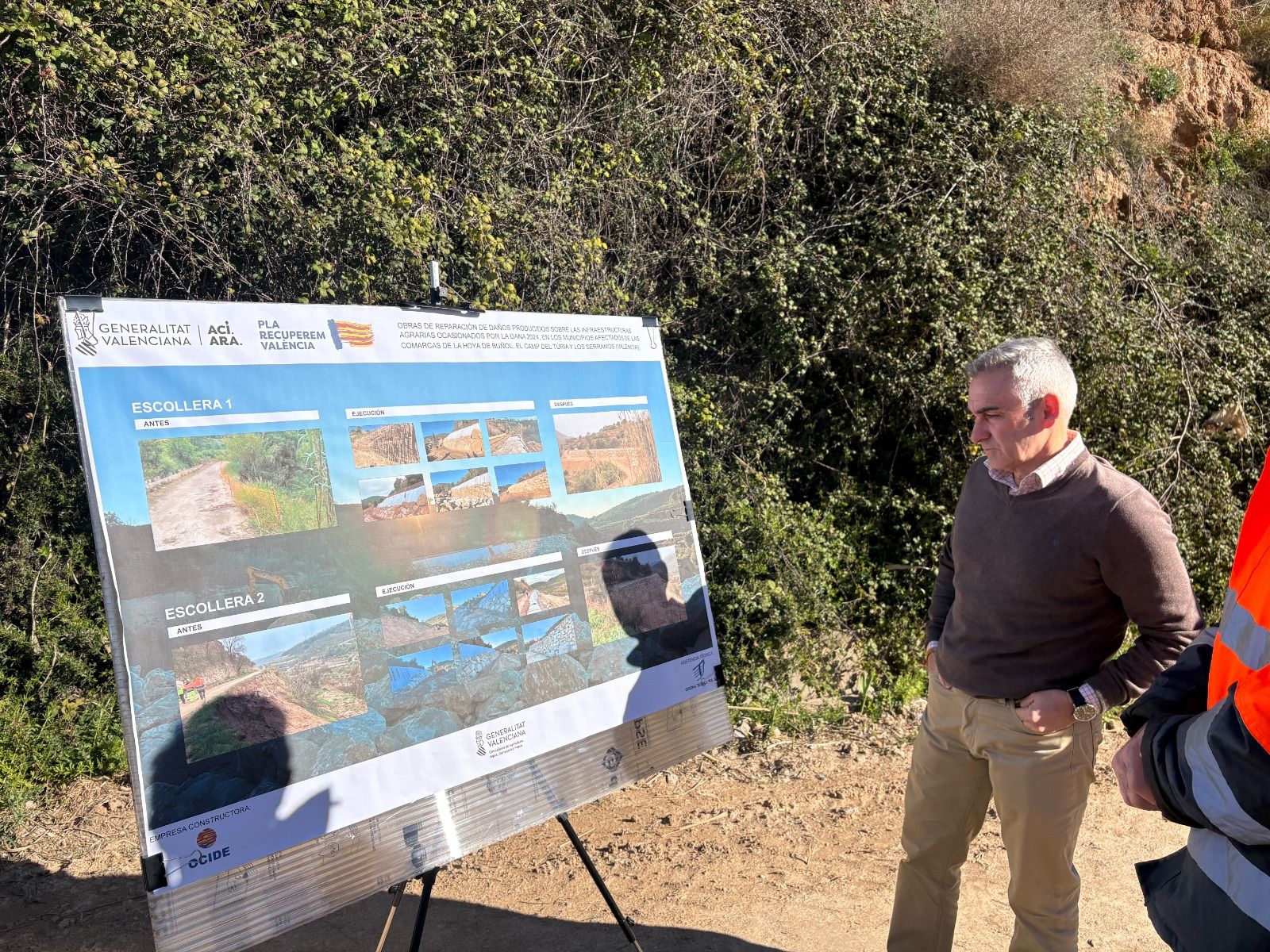 El conseller d'Agricultura, Aigua, Ramaderia i Pesca, Miguel Barrachina, en el camí rural Séquia de Chelva