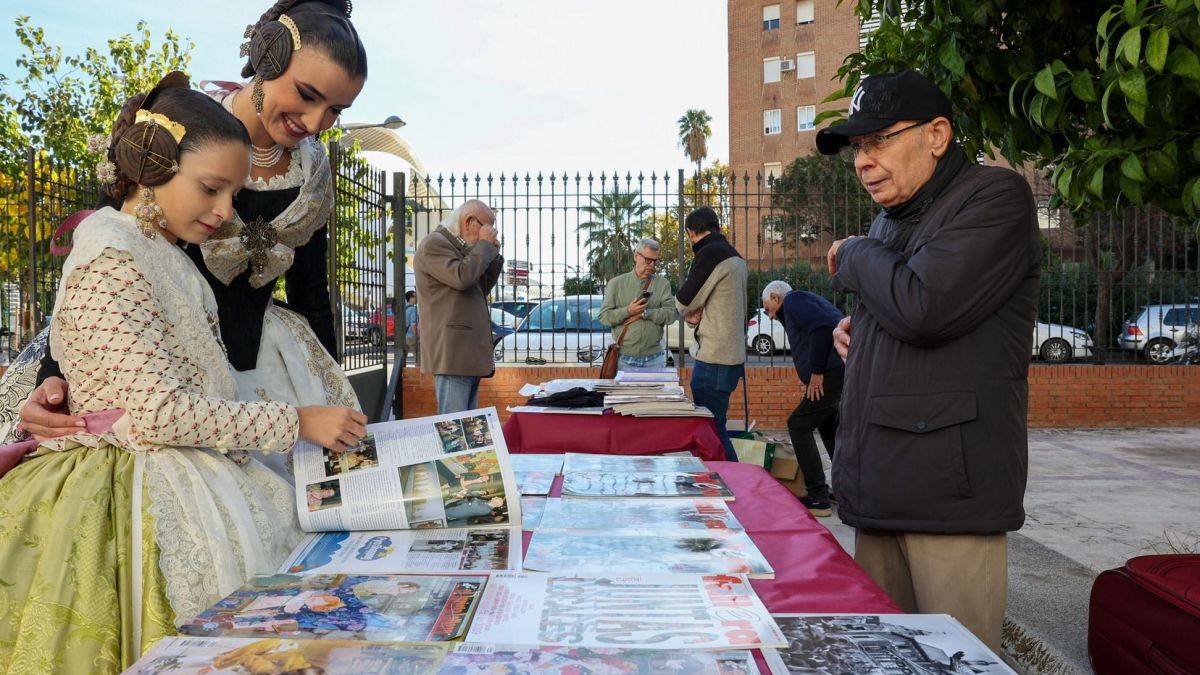Carmen Prades i Marta Mercader en la Fira del Col·leccionisme Faller - Junta Central Fallera