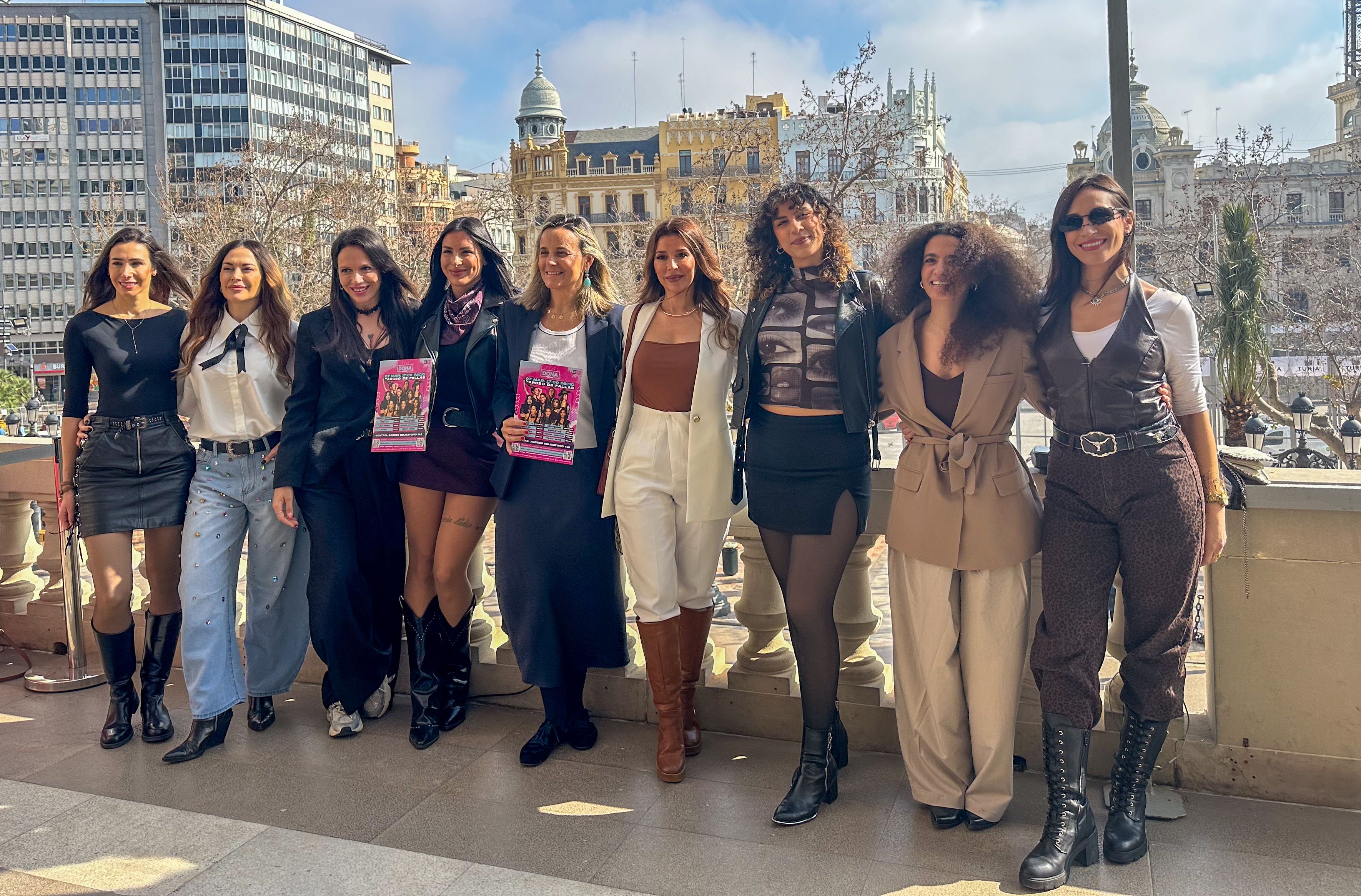 Artistas del DONA FESTIVAL 2026 junto a Paula Llobet Artistas del DONA FESTIVAL 2026 junto a Paula Llobet