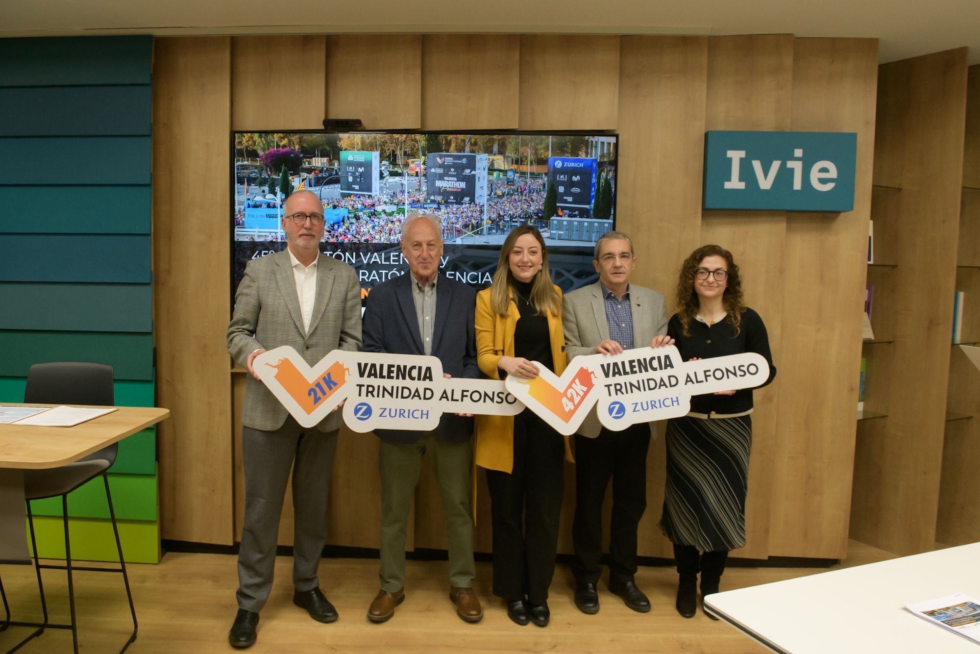 Juan Miguel Gómez, director de la Fundación Trinidad Alfonso; Paco Borao, presidente de la SD Correcaminos; Rocío Gil, concejala de Deportes del Ajuntament de València; Joaquín Maudos, director adjunto del Ivie; Eva Benages, economista del Ivie