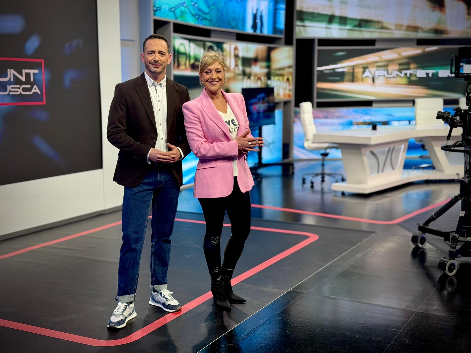 Juan Nieto y Mireia À Punt et busca Juan Nieto y Mireia À Punt et busca