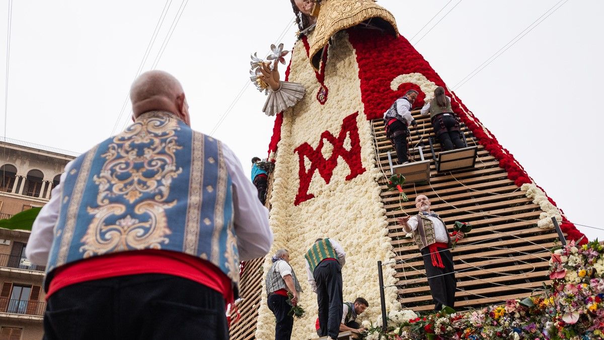 El manto de la Virgen en Fallas.