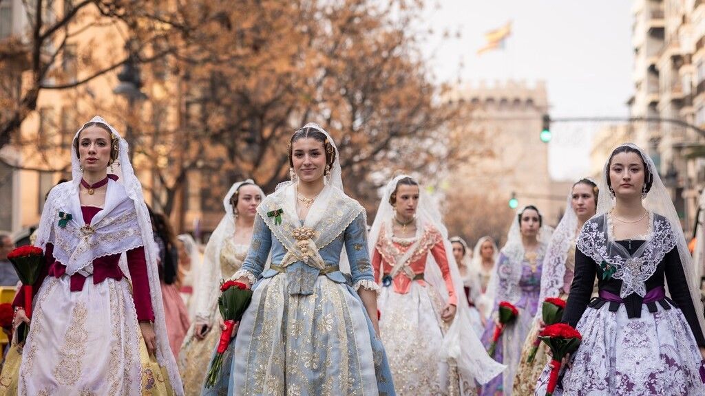 Falleras por las calles de Valencia.