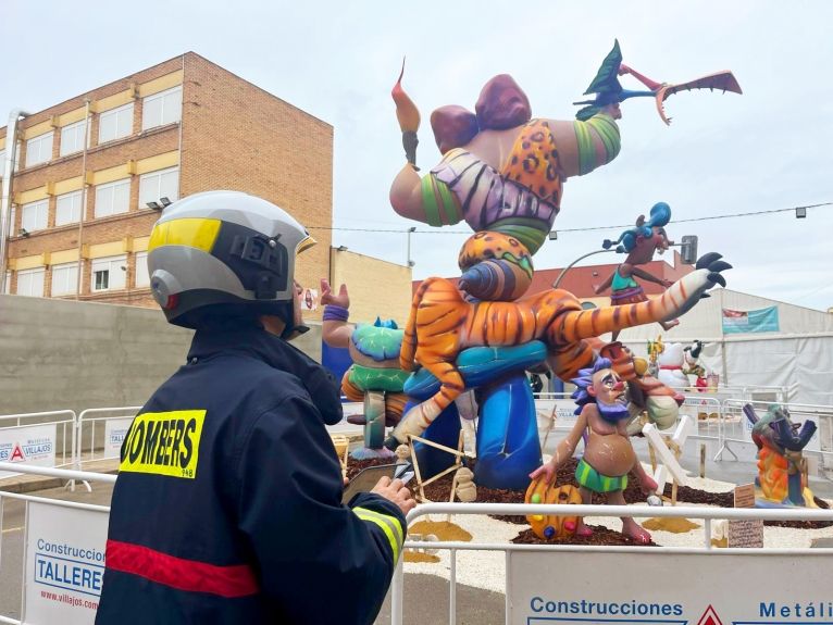 Los bomberos revisan los monumentos falleros.