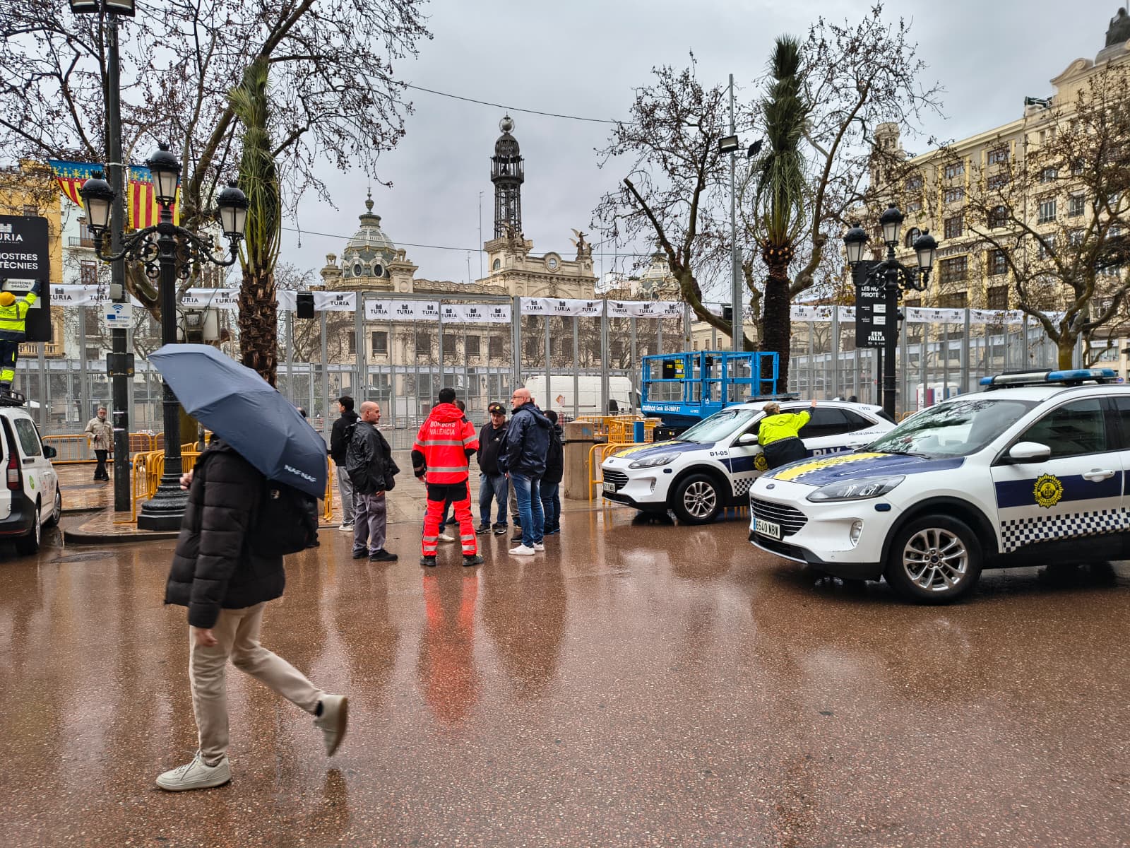 La plaça de l'Ajuntament banyada per la pluja abans de la mascletà de Falles