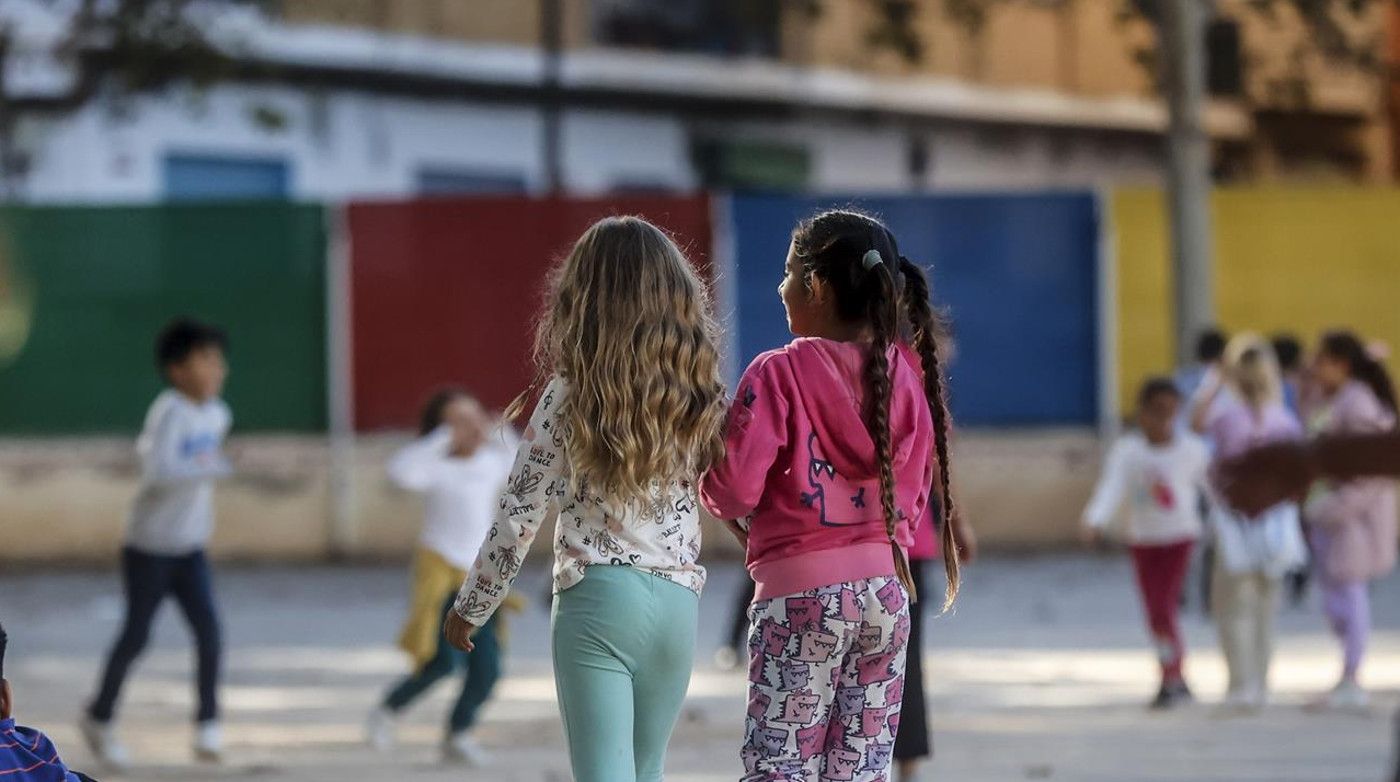 Menores en el patio de un colegio