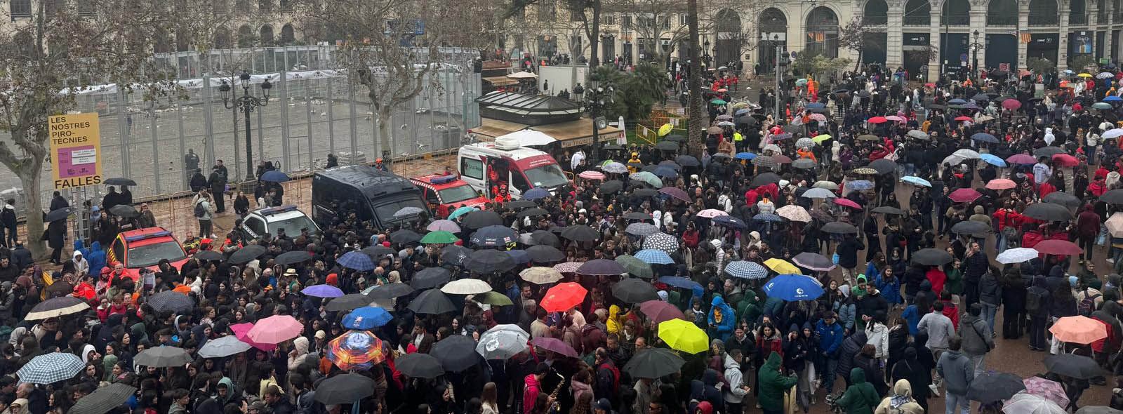 gente con paraguas en la mascleta de valencia por la lluvia fallas 2025