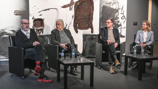 Fernando Castro, Rafael Alcón, Toni Tàpies y Dalia Padilla en la presentación de la exposición de Tàpies en Fundación Bancaja