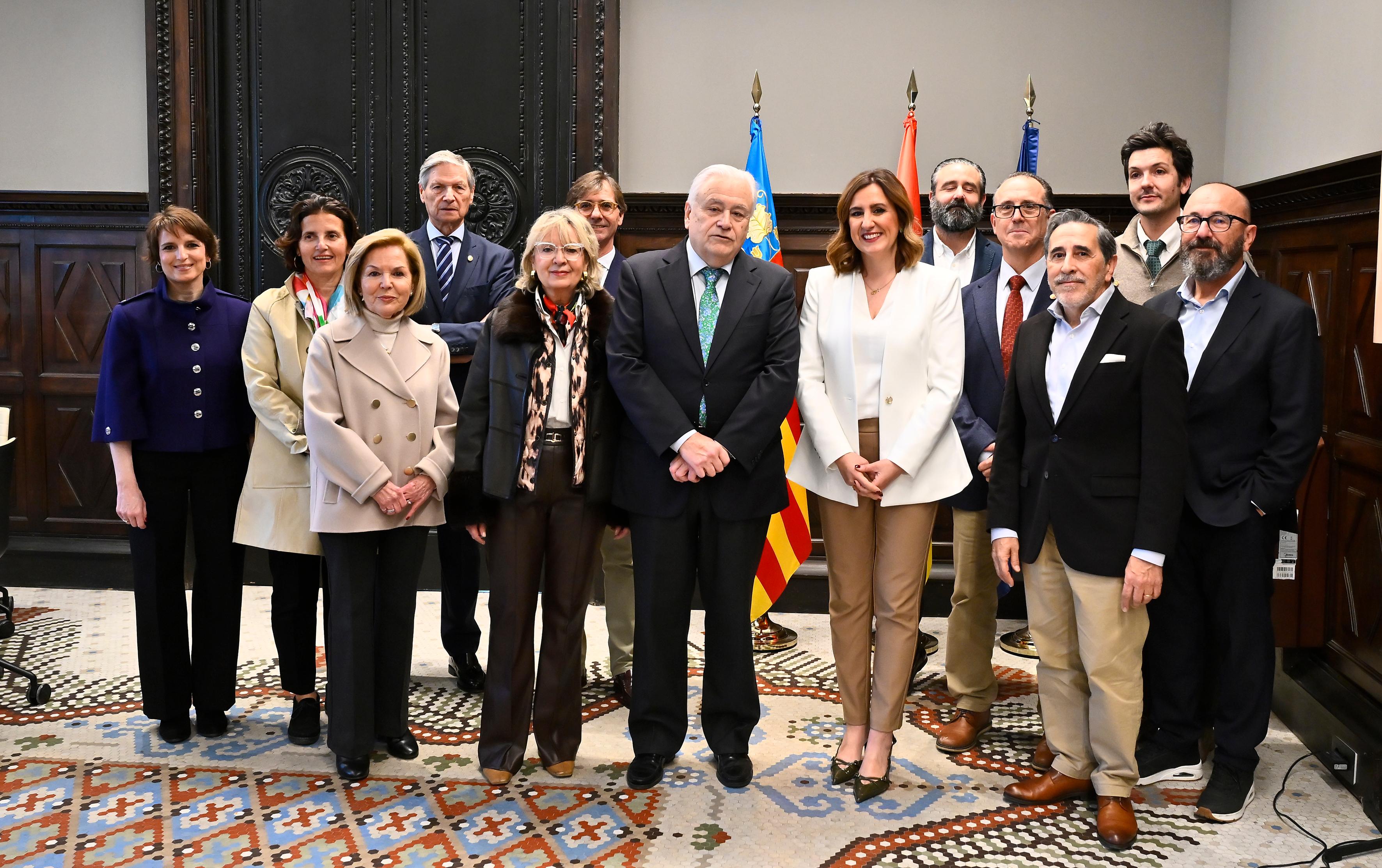 La Alcaldesa de València, Mª José Catalá, recibe a la nueva Junta de Gobierno del Colegio del Arte Mayor de la Seda La Alcaldesa de València, Mª José Catalá, recibe a la nueva Junta de Gobierno del Colegio del Arte Mayor de la Seda