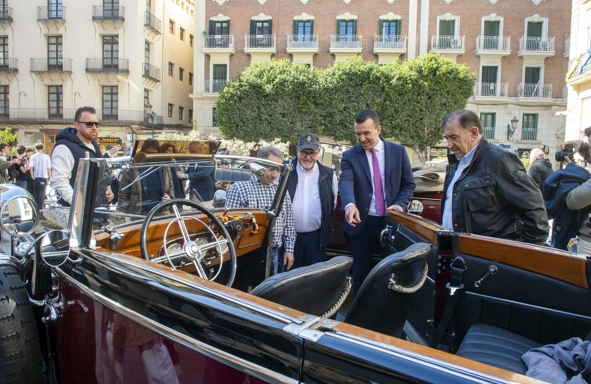 Coches de epoca en Diputacion foto Abulaila  5 