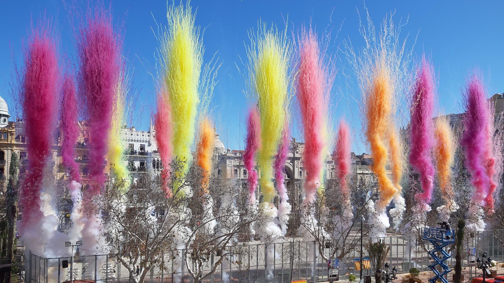 Mascletà en la Plaza del Ayuntamiento de Valencia.