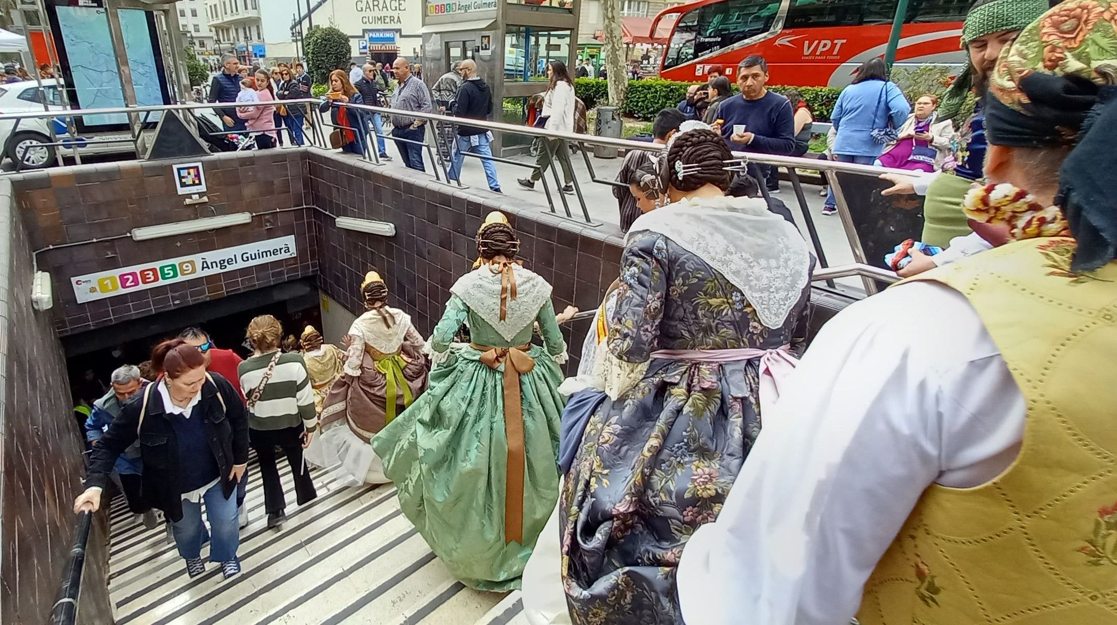 Falleros en una estación de Metrovalencia