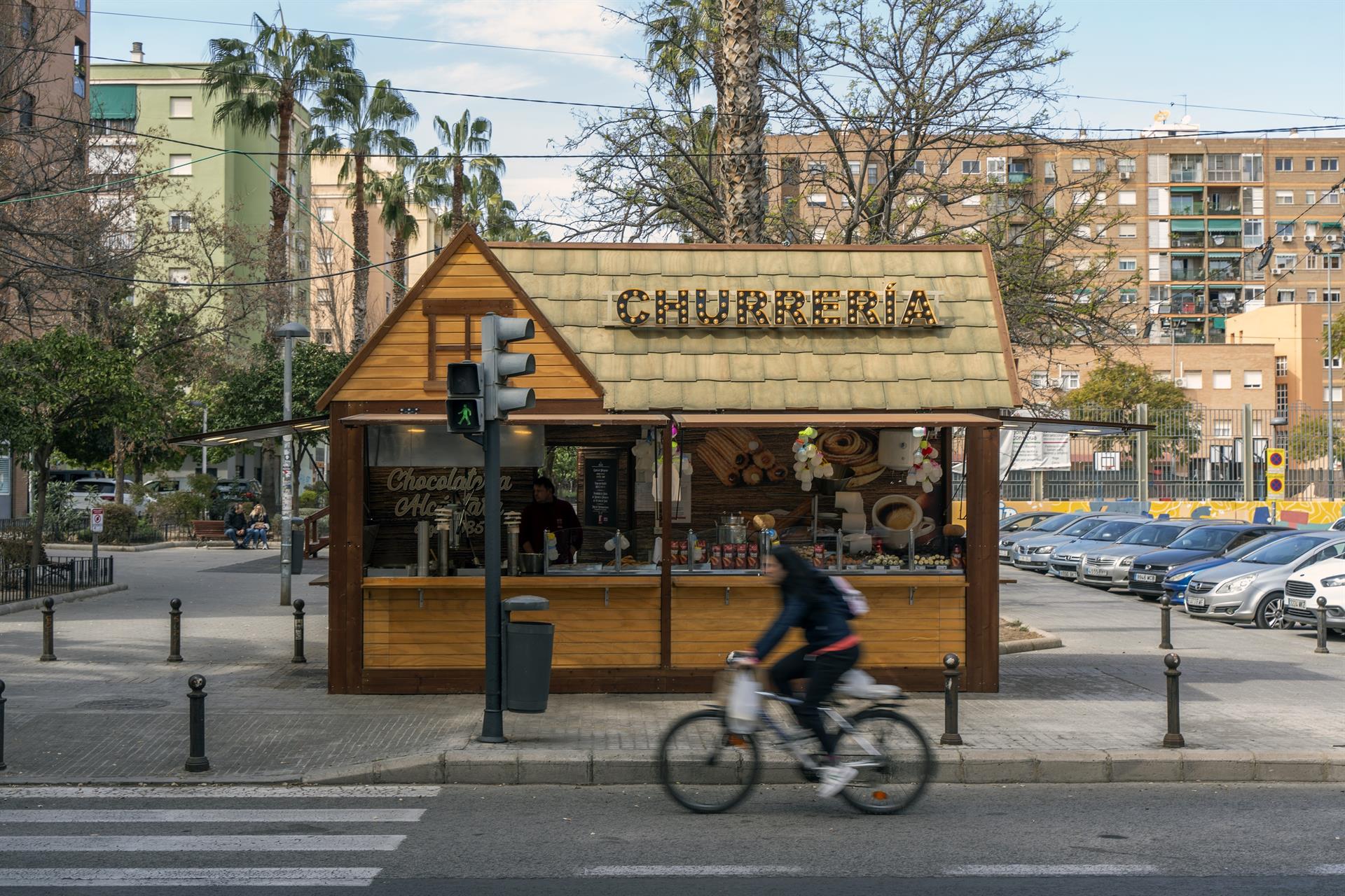 Una churrería vende churros y buñuelos durante la temporada de Fallas - Jorge Gil - Europa Press 