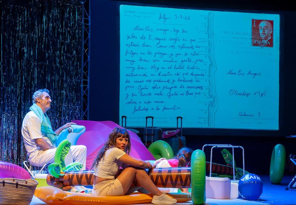 260311 EDUC FOTO1 Postals+en+el+Teatre+Arniches