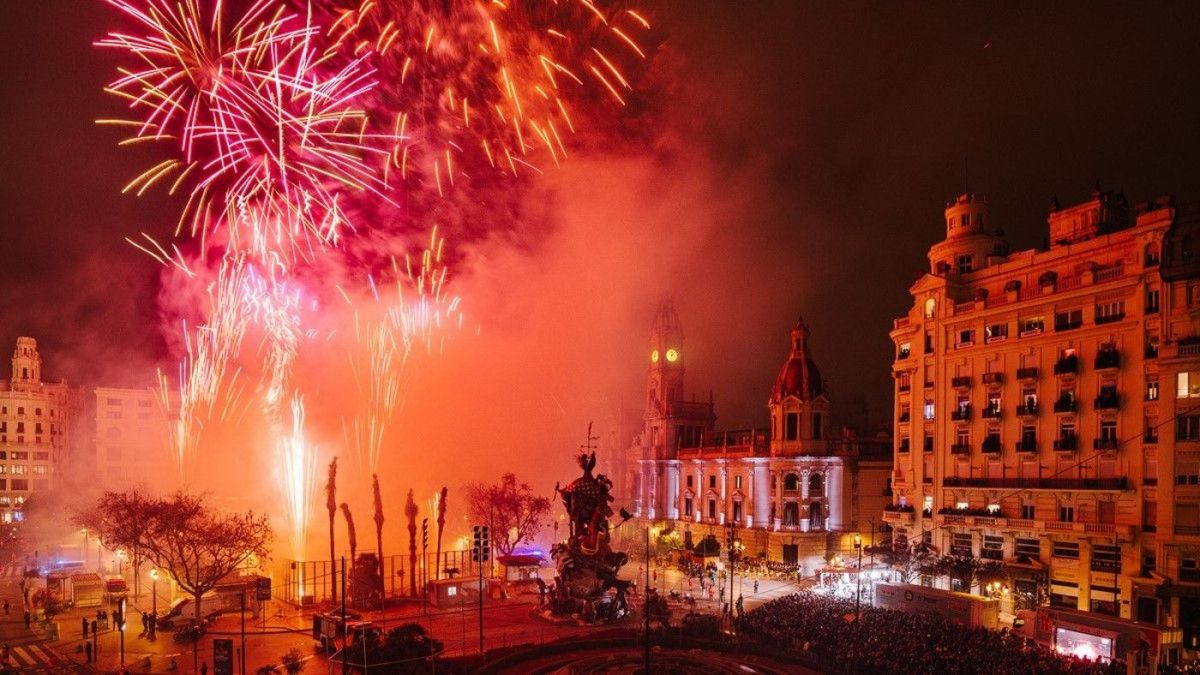 Piromusical en la plaza del Ayuntamiento