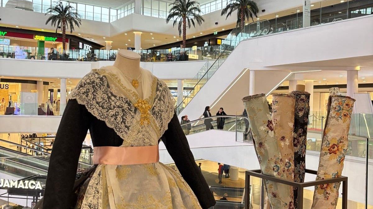 Exposición de indumentaria fallera en El Saler