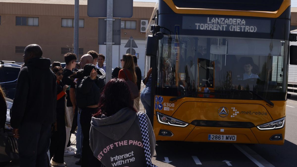 Cua per a agafar un bus llançadora en Albal - Rober Solsona - Europa Press