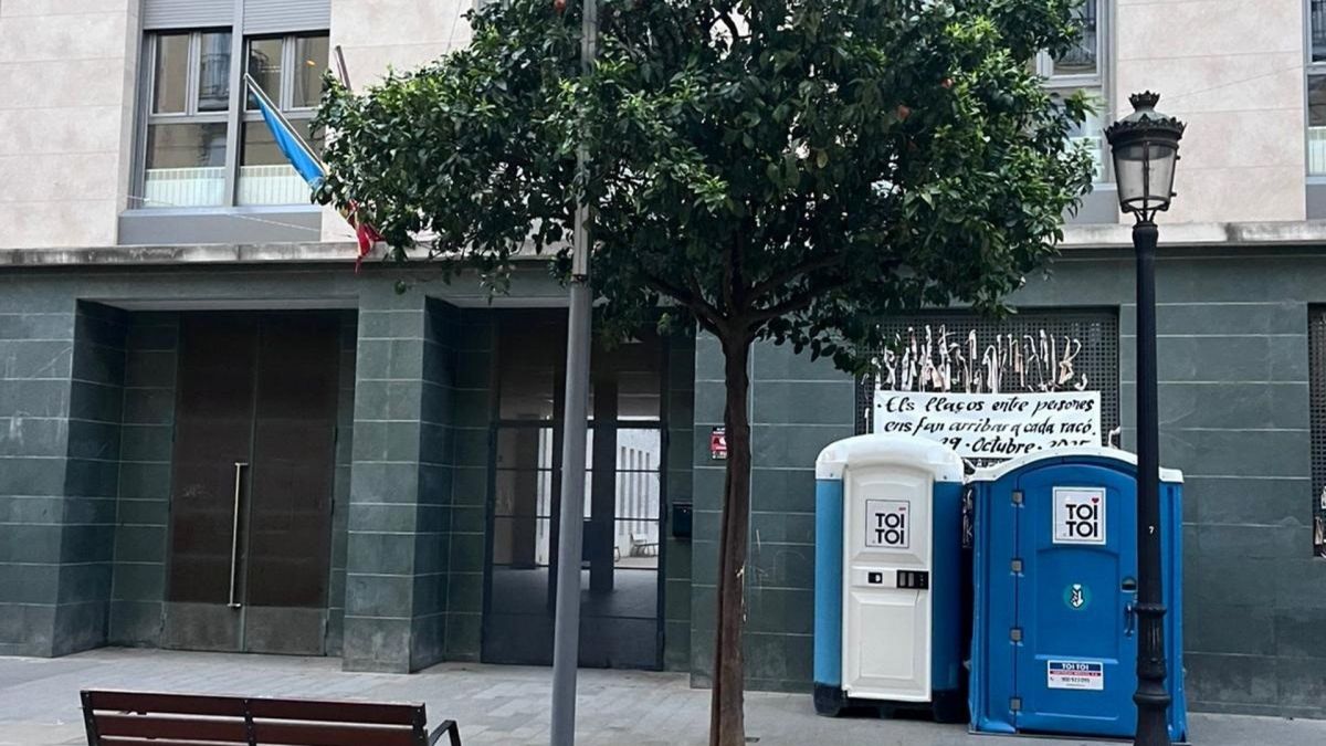 Banyos portàtils en el barri de Russafa, en València Banyos portàtils en el barri de Russafa, en València