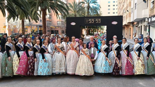 Visita de las falleras a la Falla Más Larga de Valencia