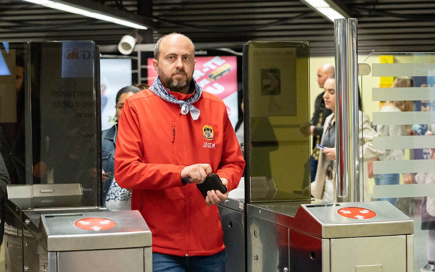 Un fallero en el metro de Valencia  / Foto: Xisco Navarro